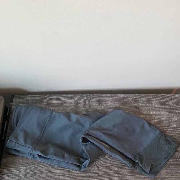 Under Armour heat hear running capri with zip back pocket. - Picture 1 of 3